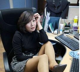 上司玩老婆的丝袜脚,上司与老婆的私密足戏